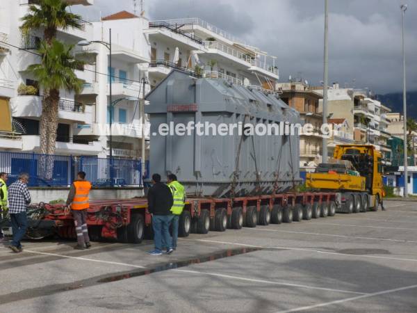 Τεράστιος μετασχηματιστής από τη μονάδα της Μεγαλόπολης στο λιμάνι της Καλαμάτας