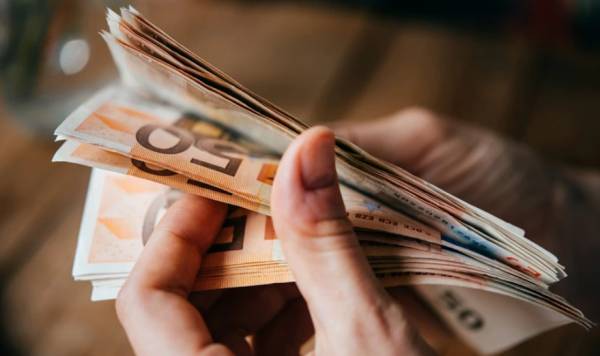 Έκτακτο επίδομα 250 ευρώ: Ποιοι χαμηλοσυνταξιούχοι και ΑμΕΑ το δικαιούνται