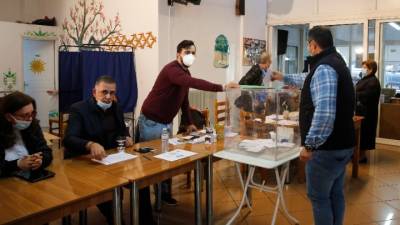 Εκλογές ΚΙΝΑΛ: Μάχη για τον δεύτερο γύρο δείχνουν τα πρώτα αποτελέσματα (βίντεο)