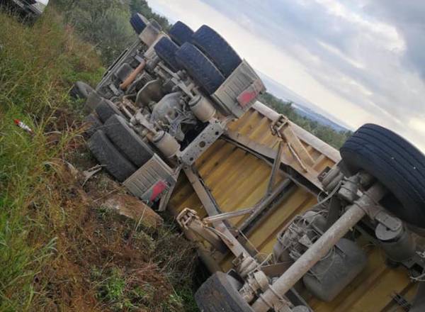 Μεσσηνία: Ανατροπή φορτηγού με τραυματισμό στην Καρποφόρα