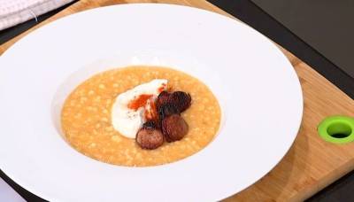 Σούπα τραχανά με καπνιστό λουκάνικο (Βίντεο)