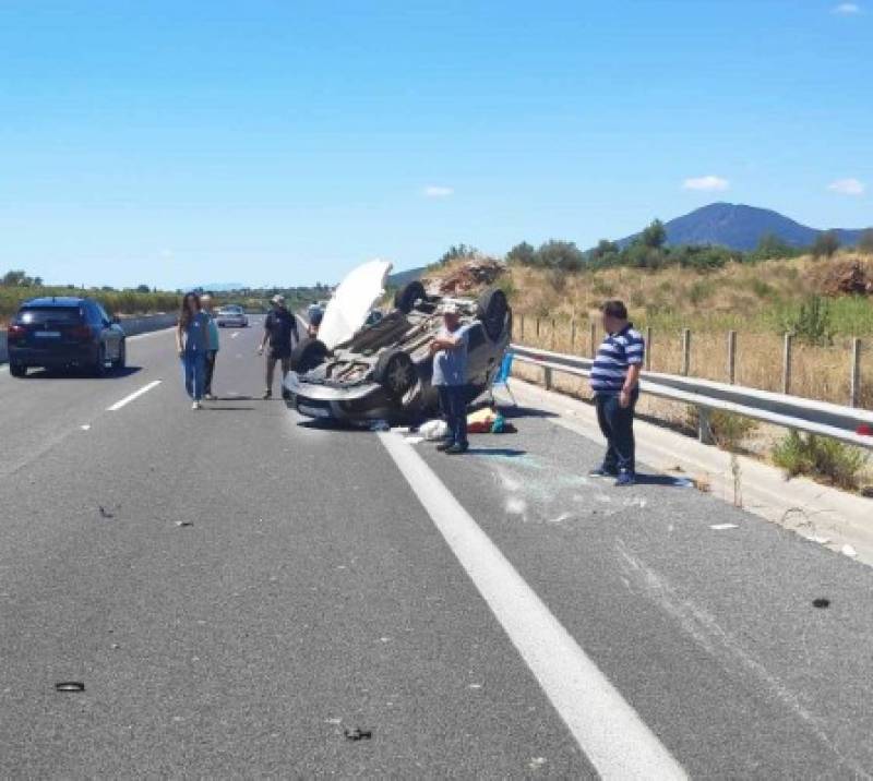 Τροχαίο με ανατροπή οχήματος στον αυτοκινητόδρομο Κορίνθου - Καλαμάτας μετά την Τσακώνα (φωτογραφίες)