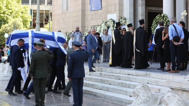 Το τελευταίο αντίο στον Γιάννη Βαρβιτσιώτη (βίντεο)