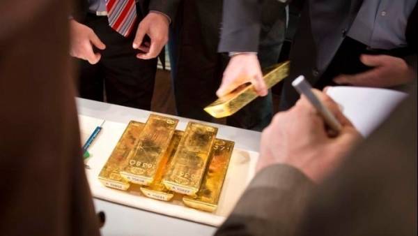 Διεθνείς αγορές: Πώς ερμηνεύονται τα υψηλά ρεκόρ στα χρηματιστήρια, τον χρυσό και το bitcoin