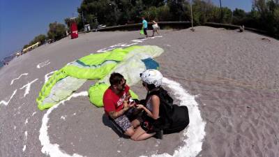 Πρόταση γάμου με... αλεξίπτωτο πλαγιάς στην Καλαμάτα (βίντεο-φωτογραφίες)