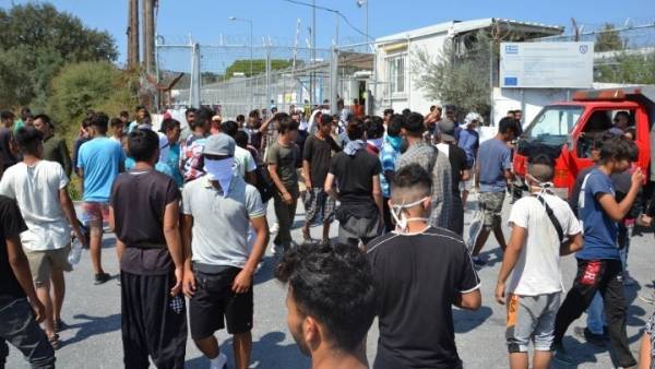 Μυτιλήνη: Διαδήλωση αιτούντων άσυλο στο λιμάνι