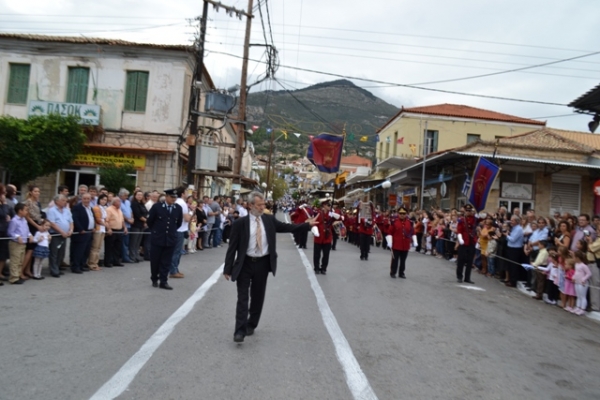 Επεισοδιακή έναρξη της παρέλασης στην Κυπαρισσία 