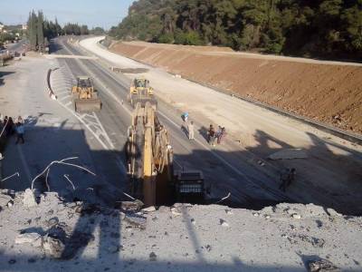 Κατεδάφιση γέφυρας για την κατασκευή της Ολυμπίας Οδού στα Ζαχλωρίτικα (βίντεο)