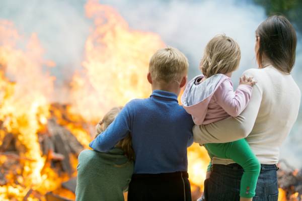 Φωτιά στην Πεντέλη: Πώς καθησυχάζουμε τα παιδιά, πώς βοηθάμε τον εαυτό μας