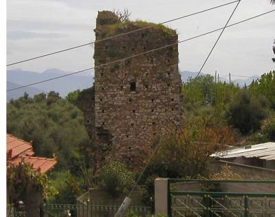 παρά την εγκατάλειψη, θαυμάζεις την ποικιλομορφία στη δόμηση των πέντε πύργων