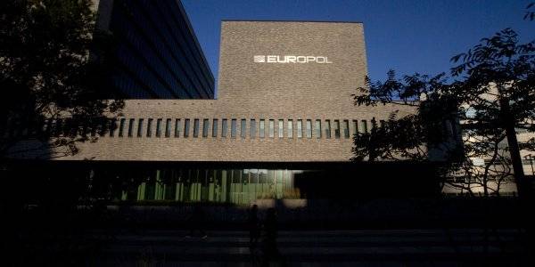 Κινητή μονάδα της Europol στην Αθήνα για τη σύλληψη πλαστογράφου