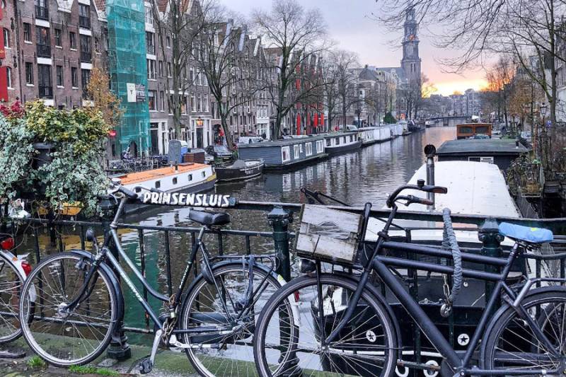 Αμστερνταμ: Νέοι περιορισμοί για αυτοκίνητα, περισσότεροι χώροι στάθμευσης για ποδήλατα (βίντεο)
