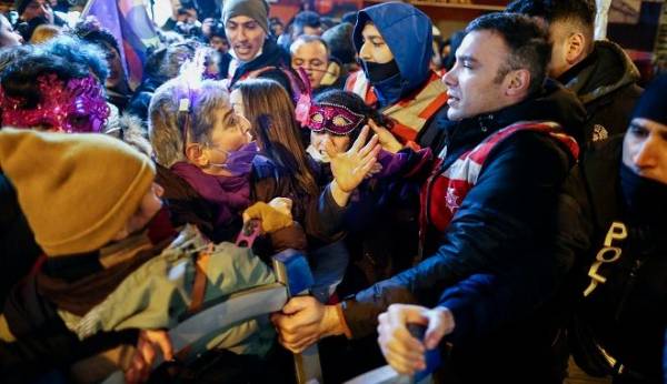 Τουρκία: Διαδήλωσαν για την Ημέρα της Γυναίκας παρά την απαγόρευση της κυβέρνησης