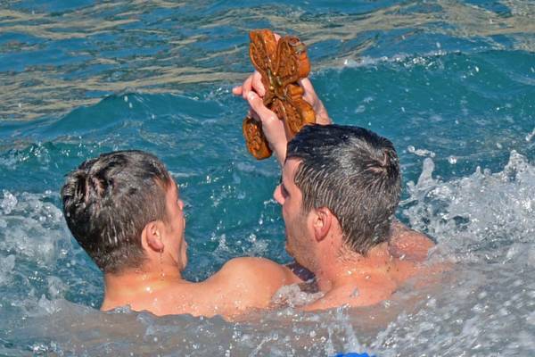 Αγιασμός των υδάτων μπροστά από το Λιμεναρχείο Καλαμάτας