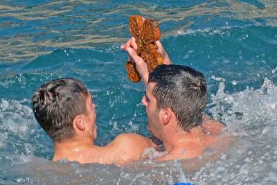 Αγιασμός των υδάτων μπροστά από το Λιμεναρχείο Καλαμάτας