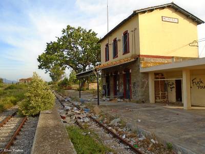 Βανδαλισμοί και εγκατάλειψη στον σιδηροδρομικό σταθμό Μελιγαλά (φωτογραφίες)