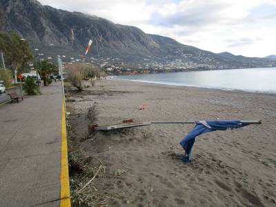 Κουφώνει το νότιο πεζοδρόμιο της Ναυαρίνου (φωτογραφίες)