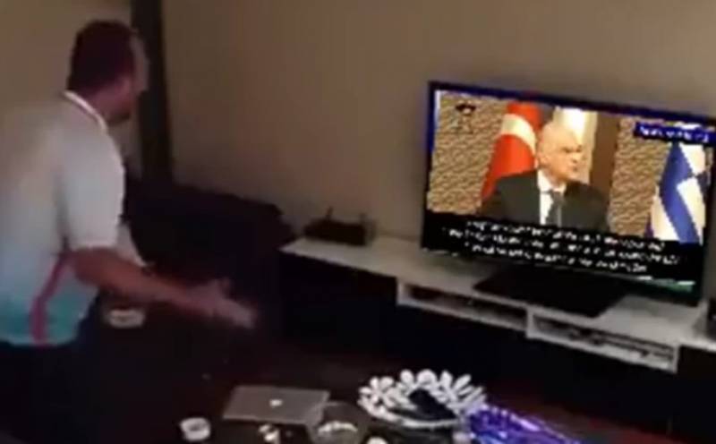 Viral: Έξαλλος Τούρκος σπάει την τηλεόραση του βλέποντας τις «δηλώσεις» Δένδια στην Άγκυρα (Βίντεο)
