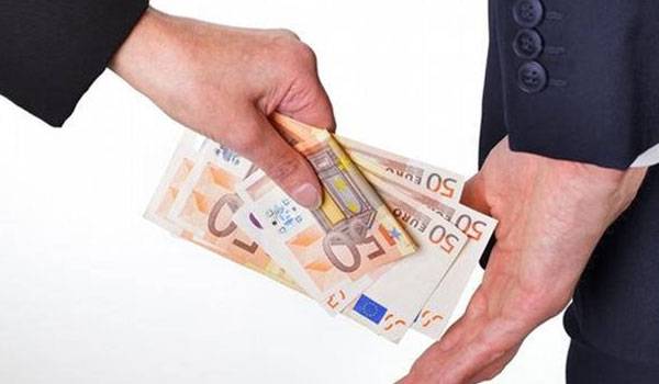 Απόλυση δυο εφοριακών για φακελάκι 30.000 ευρώ 