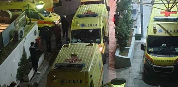 Κορονοϊός: Μάχη σε εφημερία - Ουρά με ασθενοφόρα έξω από το νοσοκομείο Ευαγγελισμός