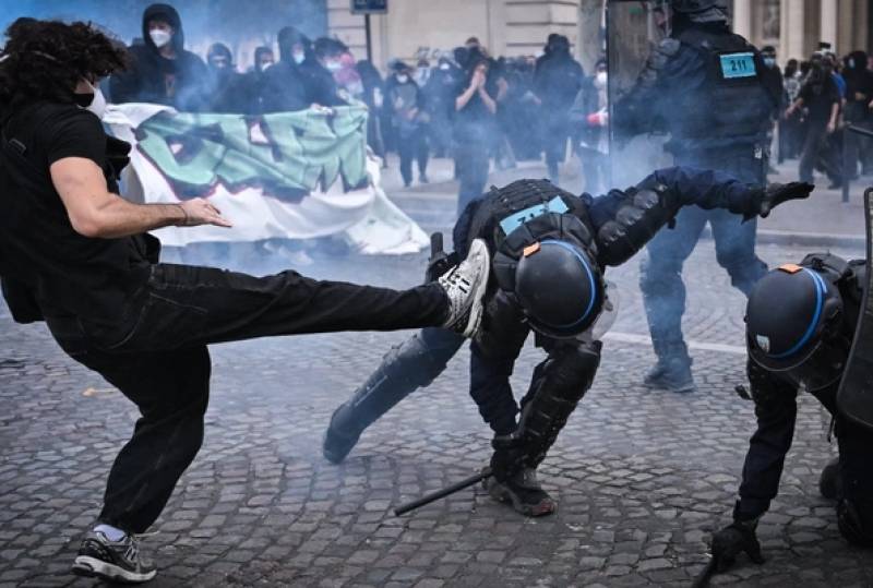 Κλιμακώνεται η οργή στη Γαλλία: Τα «Κίτρινα γιλέκα» ενώνονται με τη νεολαία