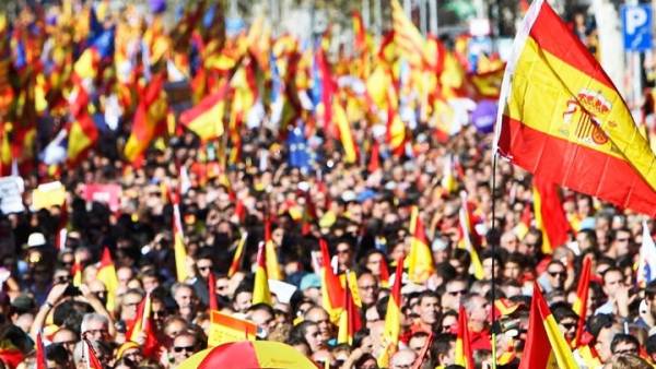 Συγκρούσεις στη Βαρκελώνη σε διαδηλώσεις υπέρ και κατά της ανεξαρτησίας της Καταλονίας
