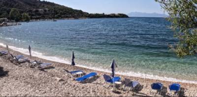 Τα δικαιώματα των λουόμενων - Πού επιτρέπονται και πού όχι οι ομπρέλες και οι ξαπλώστρες