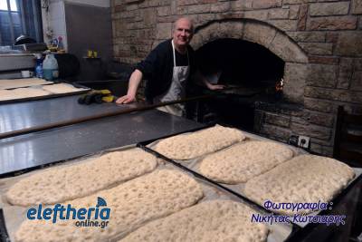 Καθαρά Δευτέρα με λαγάνες στον ξυλόφουρνο (φωτογραφίες)