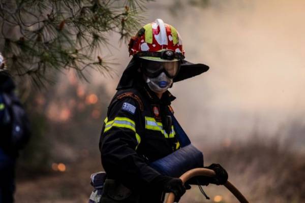 Φωτιά στην Ελαφόνησο: Προληπτική εκκένωση του κάμπινγκ και οικισμού