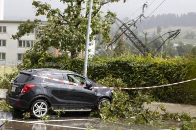 Ελβετία: Ενας νεκρός και πολλές ζημιές από ανεμοστρόβιλο στο Λα Σο-ντε-Φον