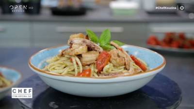 Συνταγή για λιγκουίνι με πέστο, καλαμαράκια και γαρίδες