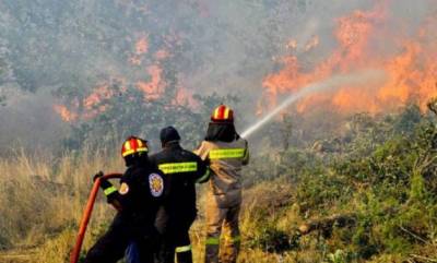 Ενισχύθηκαν οι πυροσβεστικές δυνάμεις για το πύρινο μέτωπο ανάμεσα σε Πόρτο Χέλι και Κρανίδι