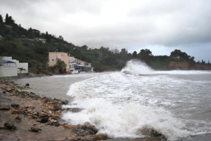 Ωρες αγωνίας στην Κορώνη: Μανιασμένα κύματα χτύπησαν το Αρτάκι