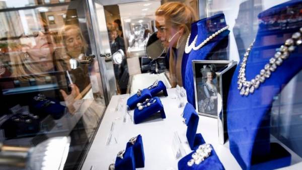 Μενταγιόν με διαμάντια της Μαρίας-Αντουανέτας πωλήθηκε 36 εκατ. δολάρια