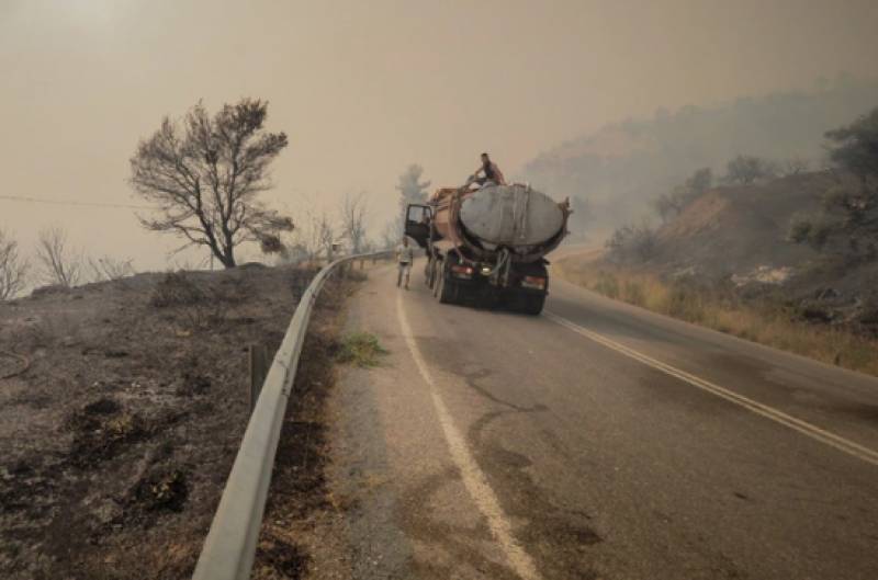 Εκκενώνεται το χωριό Κεχριές στην Εύβοια λόγω της πυρκαγιάς