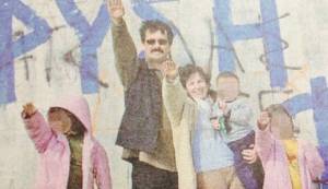 Ο Χρήστος Παππάς φωτογραφίζεται με τα παιδιά του να χαιρετούν ναζιστικά!
