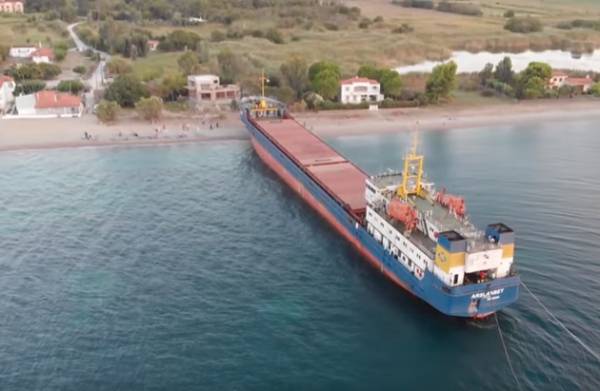 Τουρκικό πλοίο βγήκε στη στεριά στην Εύβοια (Βίντεο)