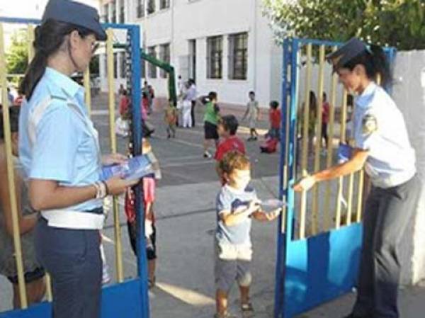 Ενημερωτικά φυλλάδια για την οδική ασφάλεια σε σχολεία της Πελοποννήσου