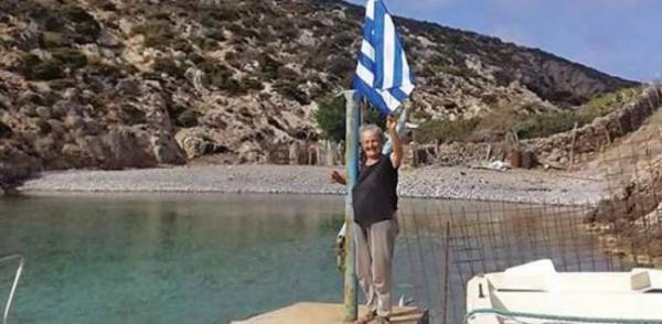 Κυρά - Ρηνιώ: Μένω στην Κίναρο για να υψώνω κάθε πρωί την ελληνική σημαία