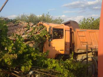 Φορτηγό γκρέμισε σπίτι στο Μελιγαλά