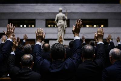 Η δημοκρατία σε φθορά, οι δημαγωγοί σε αναμονή