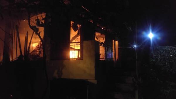 Καλαμάτα: Κάηκε ολοσχερώς σπίτι στα Λέικα (βίντεο)