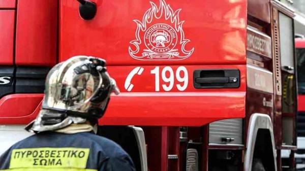 Πάτρα: Τραυματίστηκαν δύο πυροσβέστες - Ανατράπηκε το πυροσβεστικό τους όχημα