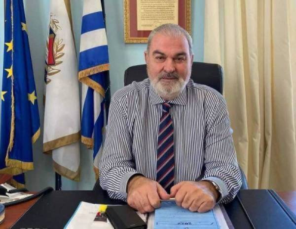 Ο δήμαρχος Τριφυλίας Γιώργος Λεβεντάκης αποχαιρετά τον Πέτρο Θέμελη