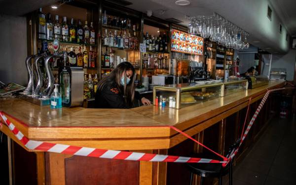 Μαδρίτη: Μπαρ ζητεί από τους τακτικούς του πελάτες να προπληρώσουν τα ποτά τους ώστε να επιβιώσει
