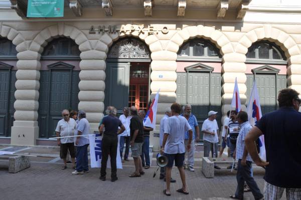 Διαμαρτυρία του ΠΑΜΕ στο δημαρχείο Καλαμάτας για πρόστιμο, που επιβλήθηκε για πανό (βίντεο και φωτογραφίες)
