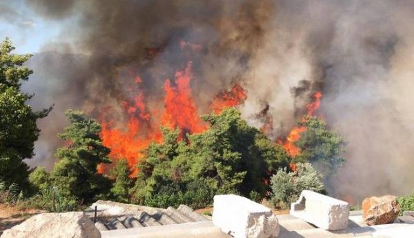 Καίγονται σπίτια στον Κάλαμο - Εκκενώθηκαν κατασκηνώσεις