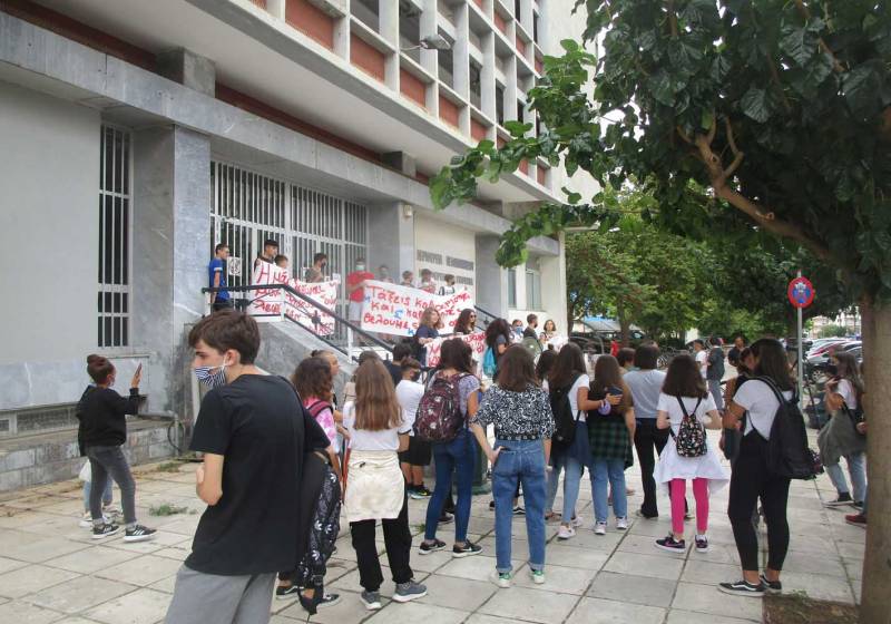 Μαθητική πορεία στο κέντρο της Καλαμάτας (βίντεο)