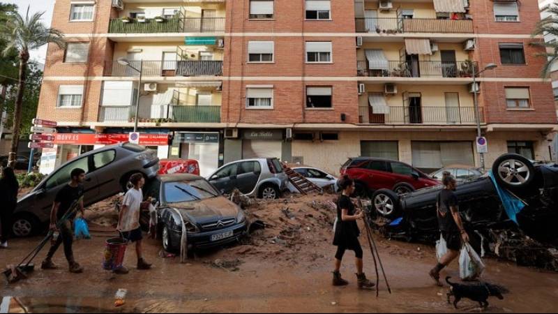 Ισπανία: Χιλιάδες άνθρωποι συμμετέχουν στις επιχειρήσεις καθαρισμού μετά τις πλημμύρες - Στους 207 οι νεκροί