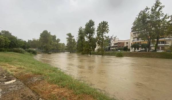 Κακοκαιρία: Φόβοι για πλημμύρες στα Τρίκαλα - Υπερχείλισε ο Ληθαίος (Βίντεο)